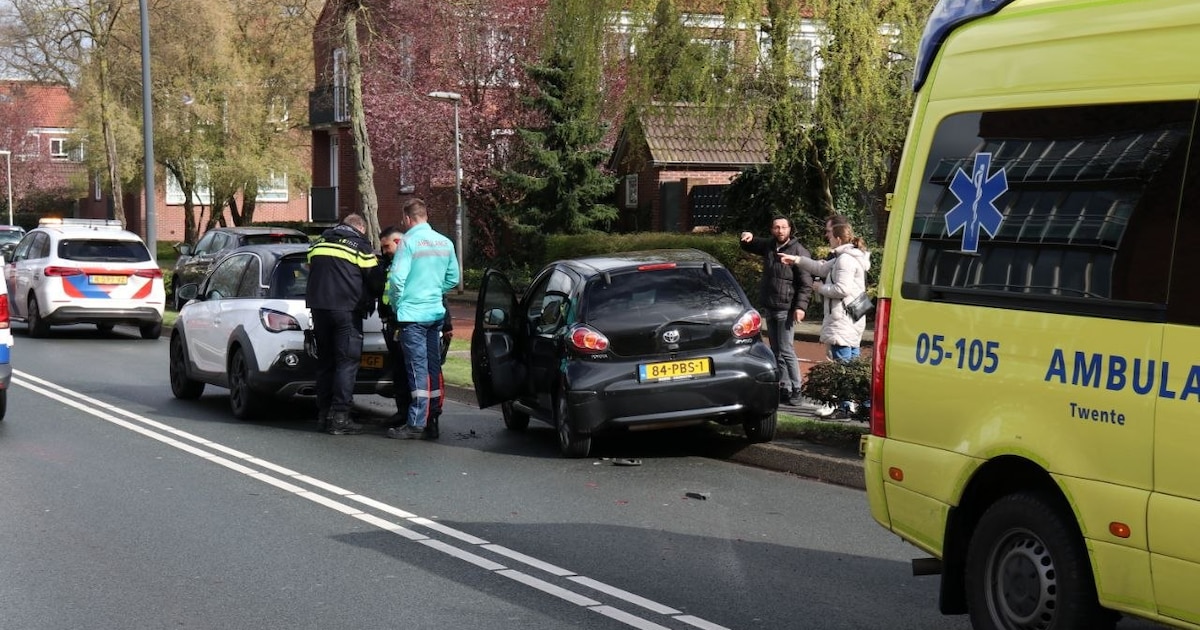 Kettingbotsing met drie auto’s in Hengelo: een slachtoffer naar het ziekenhuis