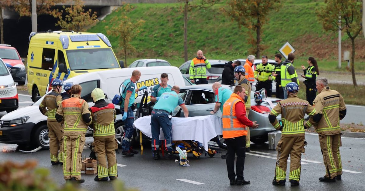 Traumahelikopter landt na ongeval op boerderij bij Putten: gewonde mee naar ziekenhuis.