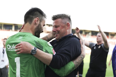 Willem II-trai­ner barst in tranen uit na promotie: 'Mijn vader is vorig jaar overleden, hij was mijn grootste fan'