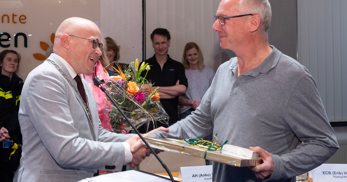 Erepenning voor oud-agent Withag: ‘U levert al 45 jaar een bijdrage aan ...