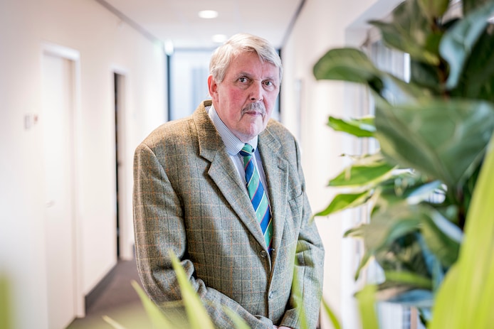 Langstzittende kinderrechter moet met pensioen, maar hij kan het niet ...