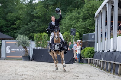 Winst in Grote Prijs van Tubbergen emotioneert Twentse ruiter Van der Aa: ‘Heb dit nog nooit meegema