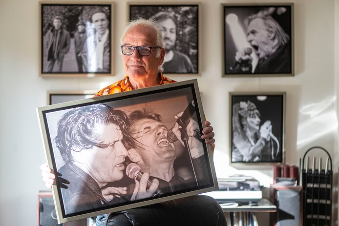 herman-nijhof-met-een-door-hemzelf-gemaakte-foto-van-een-optreden-van-herman-brood-en-henny-vrienten