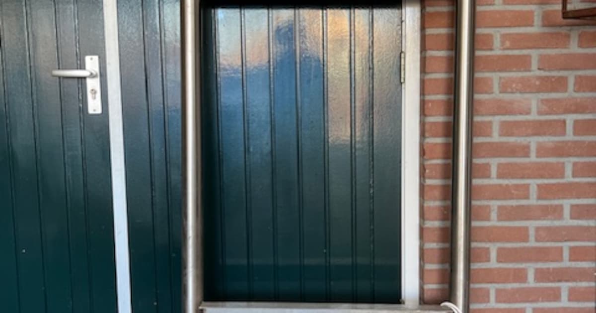 Reclameframe, wijnkoelerstaat en koekoeksklok uit 1967