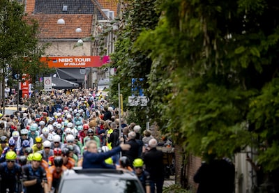 LIVE Tour of Holland | Drie Nederlandse renners samen met Spanjaard Serrano koplopers in eerste etappe