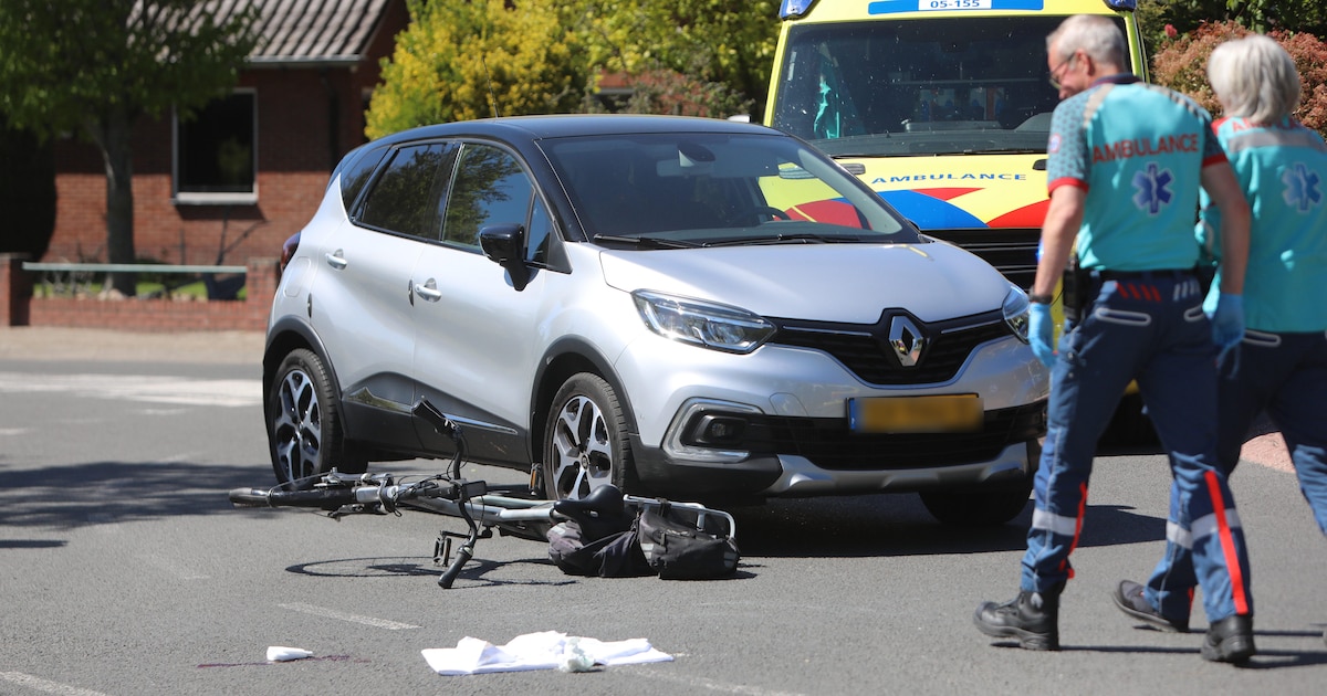 Fietser zwaargewond bij aanrijding op rotonde in Tubbergen