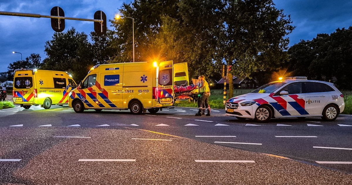 Fietsster gewond bij aanrijding met auto in Uden, slachtoffer naar het ziekenhuis.