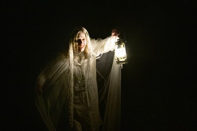 Al snel verschijnt tussen de bomen het eerste witte wief: ‘Ie blieft vannacht bie mie!’