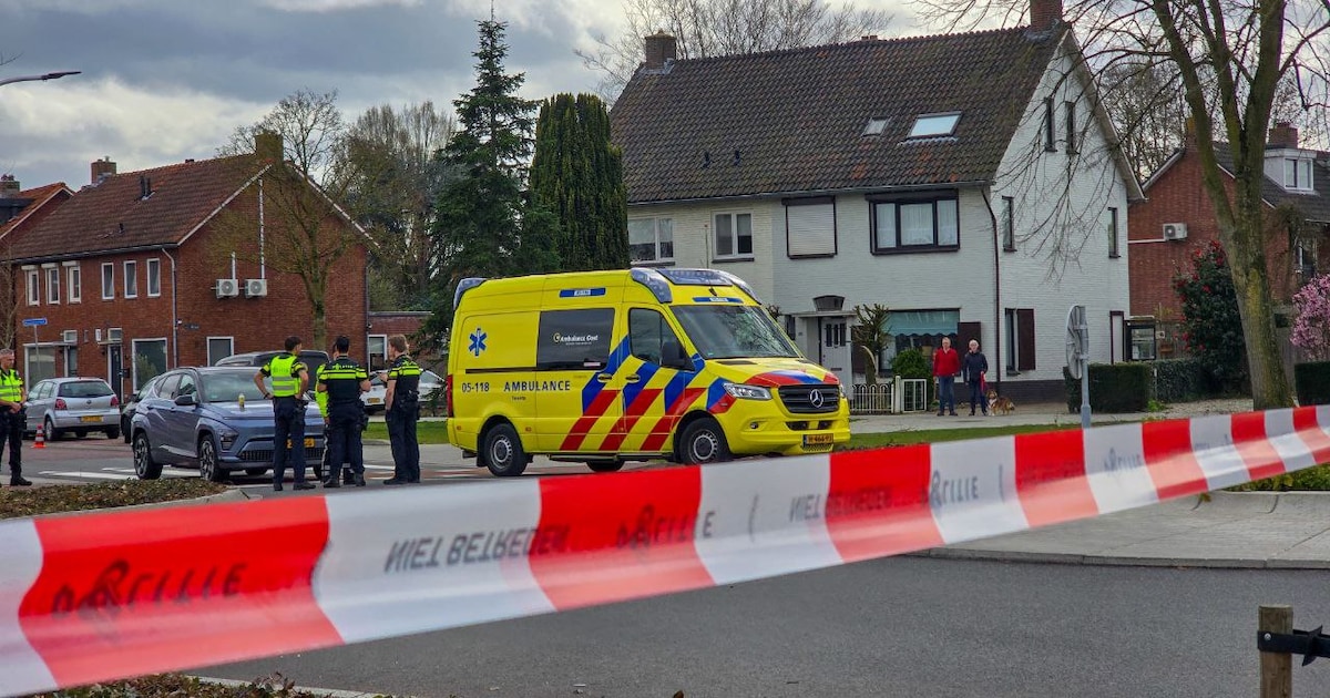 Fietser raakt gewond bij aanrijding op rotonde in Hengelo