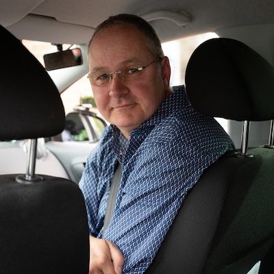 In zijn lesauto voelt Harm Hoek zich thuis: ‘Dit is mijn vrijheid, mijn rijdende box’