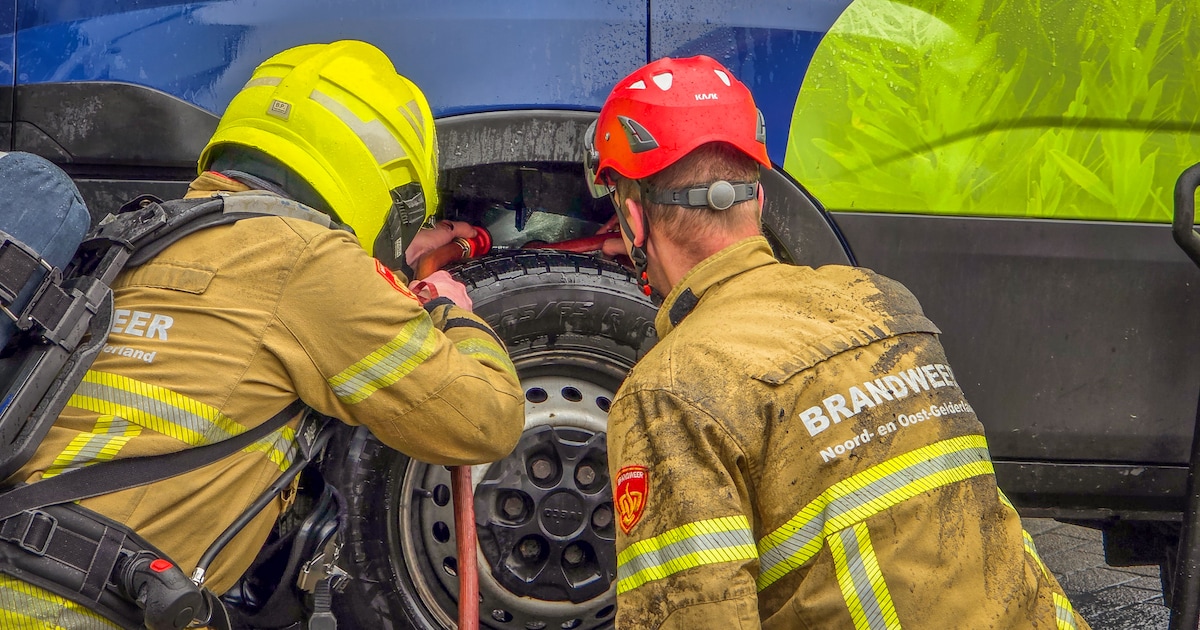 Brandweer doet nacontrole bij werkbus in Hengelo na smeulbrandje