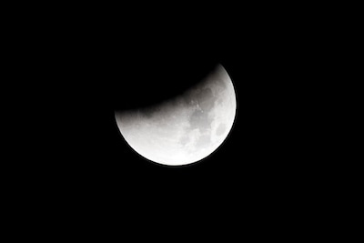Hapje uit de maan: op deze dag zie je boven Almelo gedeeltelijke maansverduistering