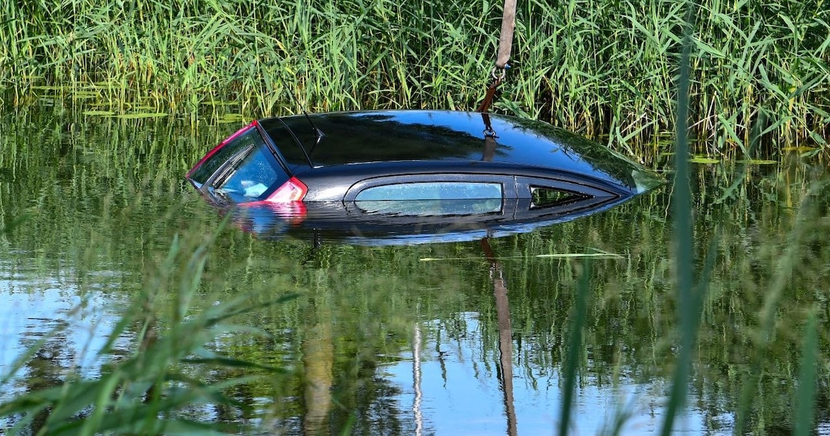 Auto rolt kanaal in Vroomshoop, kind ongedeerd