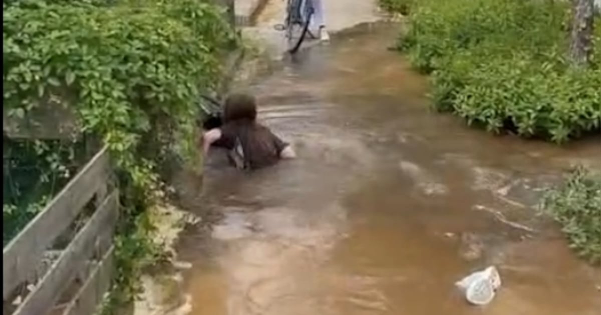 Zinkgat slokt fietser op in ’s-Heerenberg, meisje klimt er met moeite weer uit