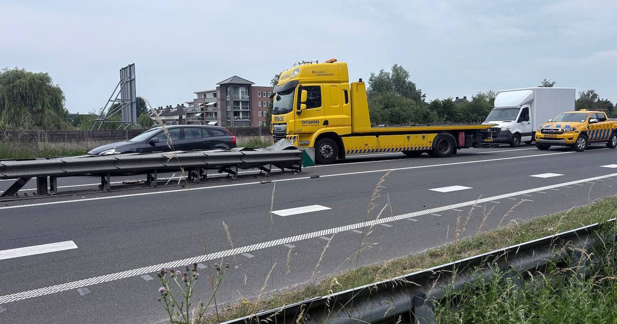 Automobilist botst tegen middengeleider en raakt gewond op N34 bij Hardenberg