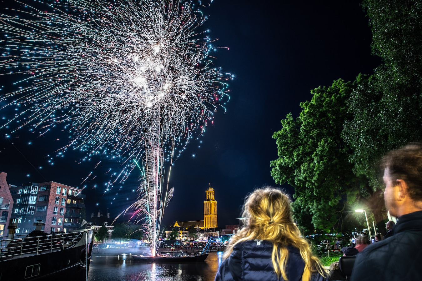 Centrale georganiseerde vuurwerkshow op een stadsplein