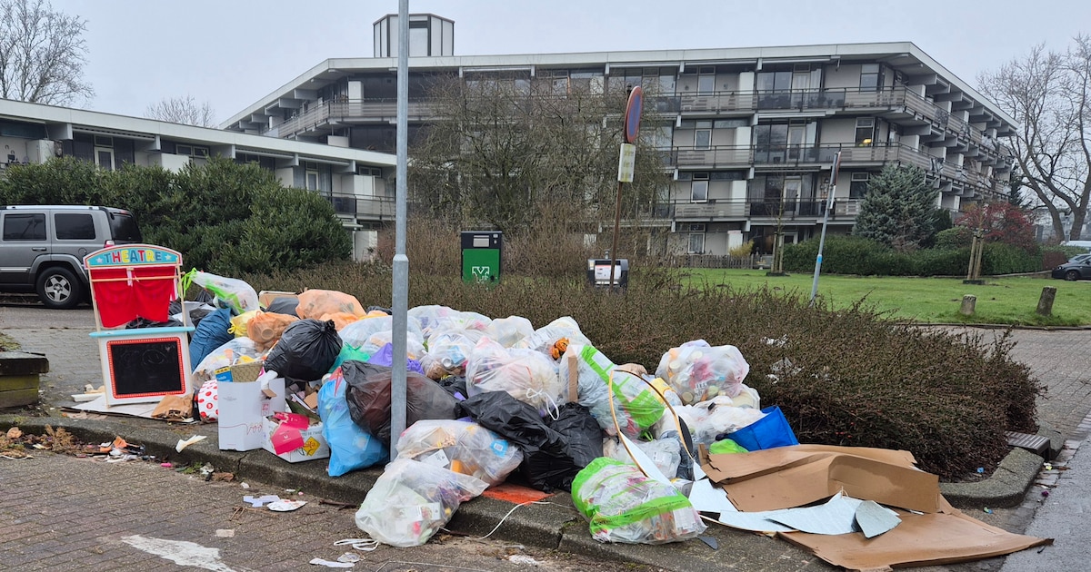 Zakken vol plasticafval bij een paal: in Hengelo blijft dat straatbeeld nog wel even bestaan
