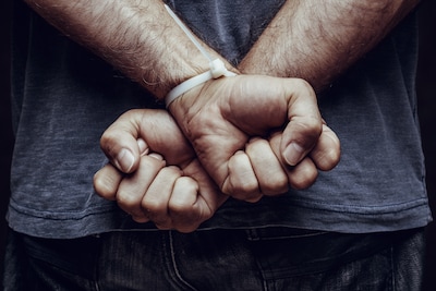 Man uit Hellendoorn denkt date te hebben met ‘Sara’, maar wordt opgesloten en van 30.000 euro beroof