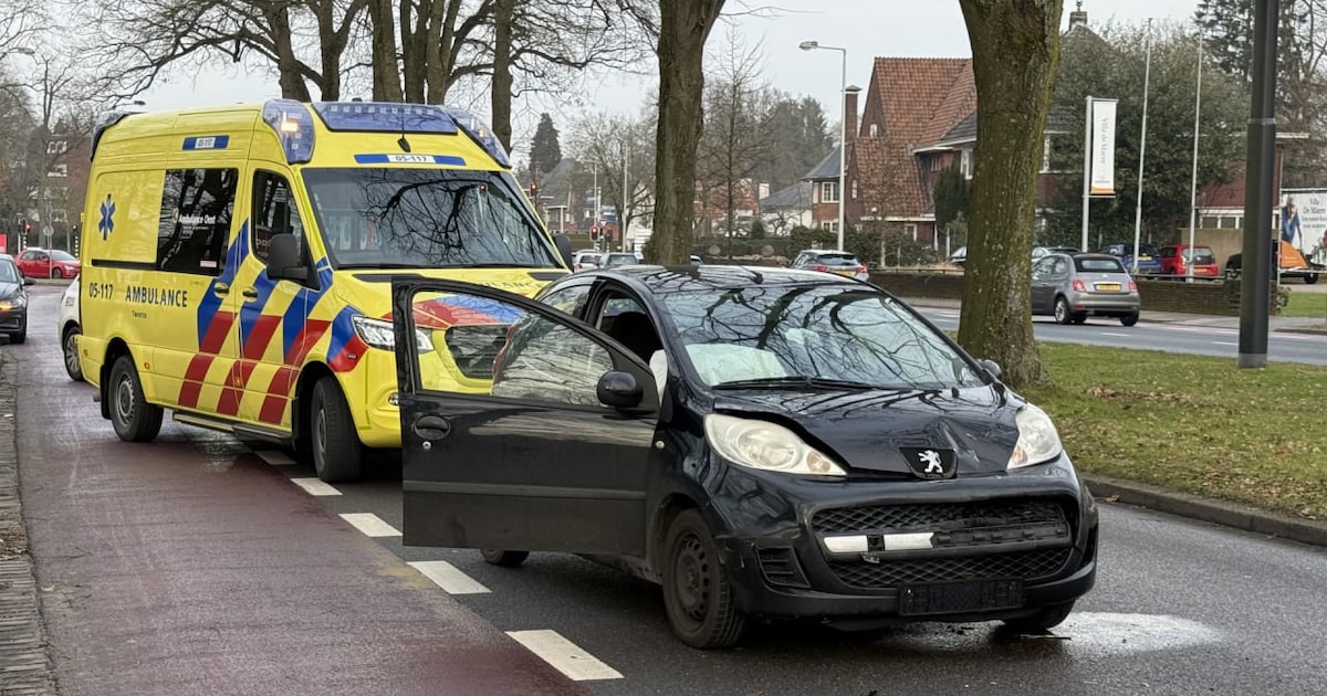 Persoon naar het ziekenhuis na aanrijding op singel in Enschede