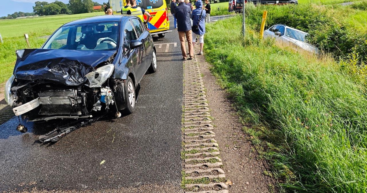 Harde botsing in Eibergen: auto belandt in sloot.