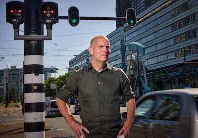 Deze man draait aan de knoppen van de Rotterdamse verkeersli