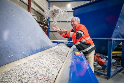 Stijgende olieprijs goed voor recycle-industrie, merkt ook Veolia in Vroomshoop: ‘Nu bellen ze wél’