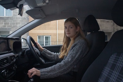 Sifre (19) heeft haar rijbewijs gehaald maar krijgt het niet, hoe kan dat?