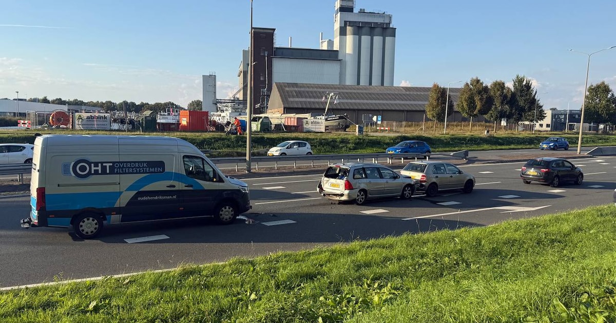 Vier voertuigen betrokken bij kettingbotsing op Schuilenburgsingel in Almelo.