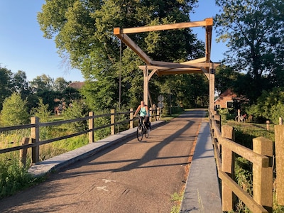 Waar water en wegen elkaar kruisen: fietsen met Truus door het Twentse Reggedal