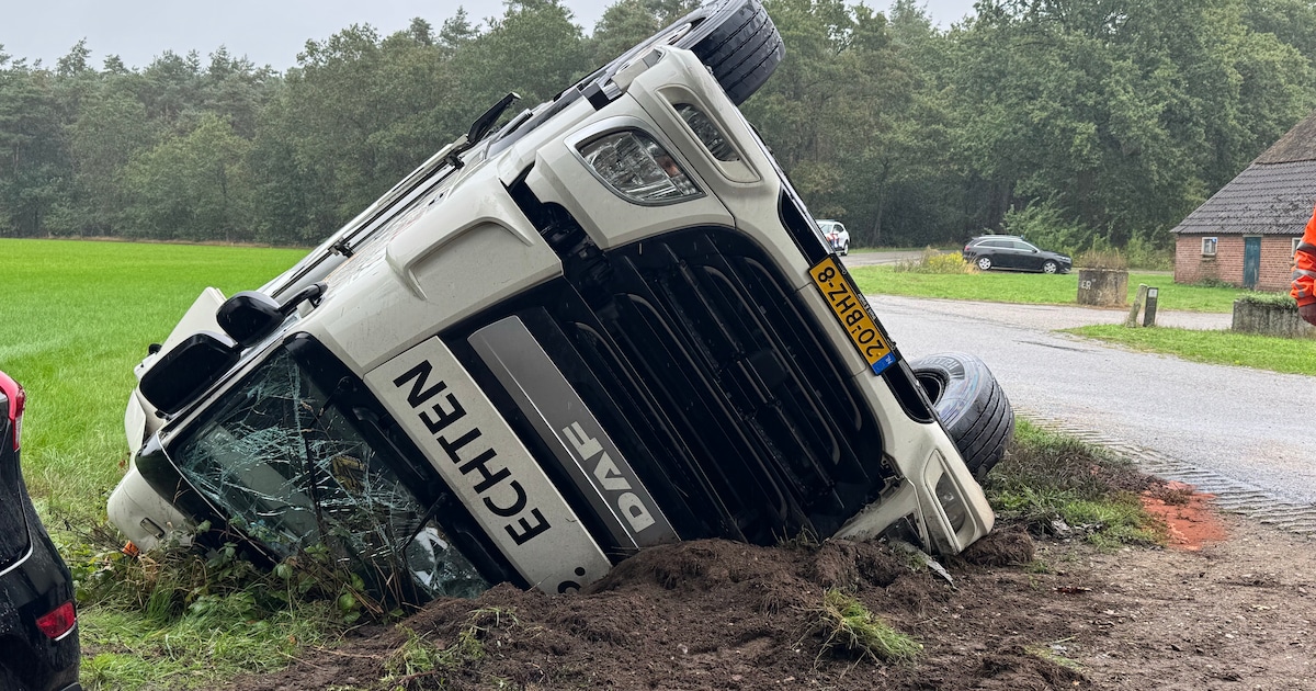 Vrachtwagen kantelt in scherpe bocht in Holten, chauffeur met onbekend ...