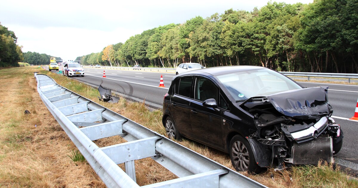 Auto met klapband botst tegen vangrail op A1 bij Bornerbroek, één rijstrook afgesloten