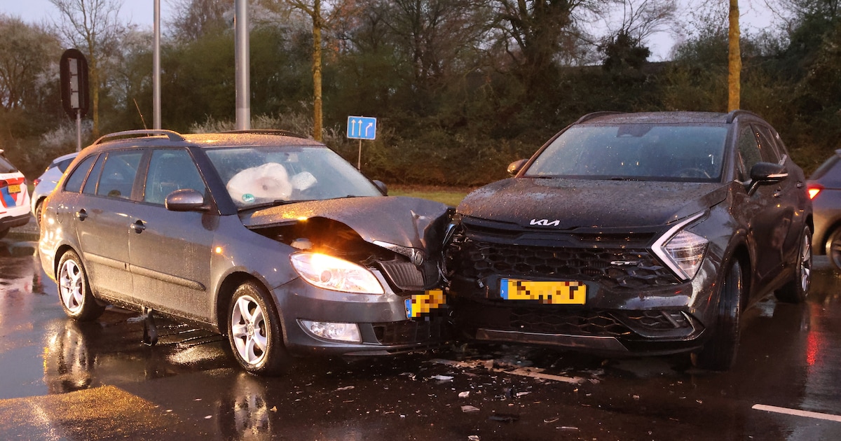 Botsing op kruising in Deventer zorgt voor veel schade