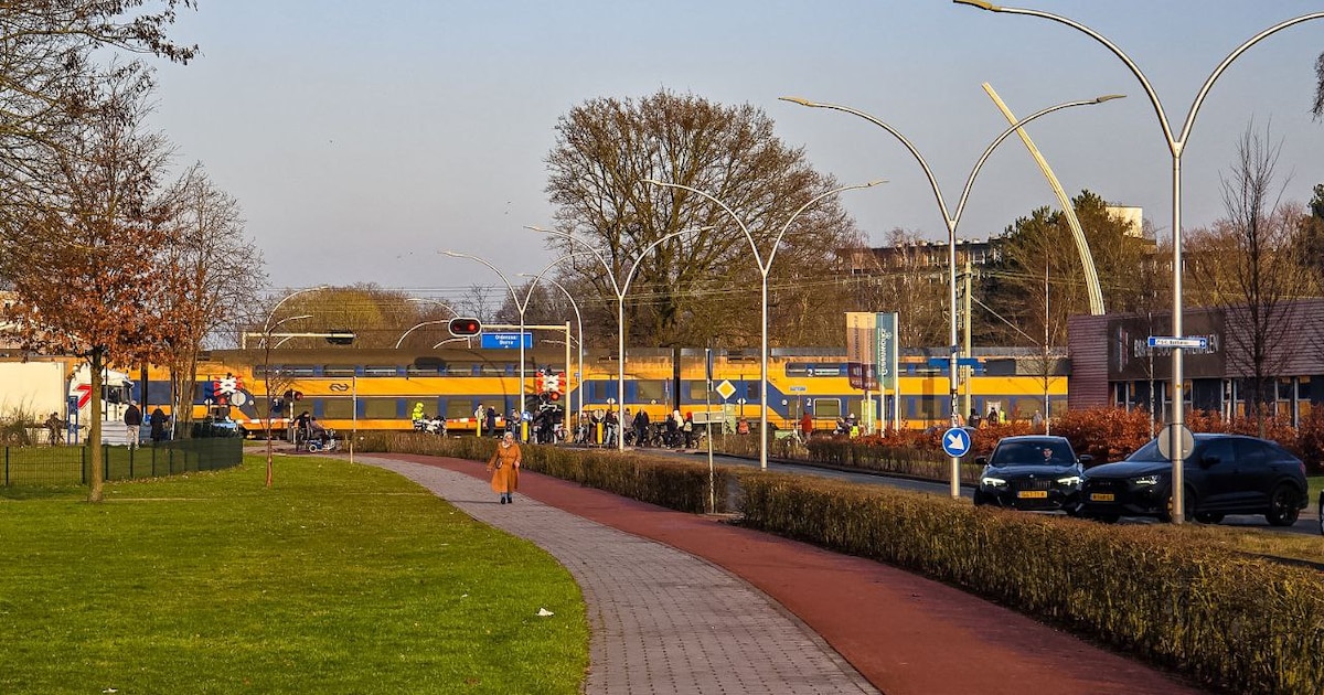 Tot zeker 18.00 uur geen treinen door aanrijding bij spoorwegovergang in Hengelo