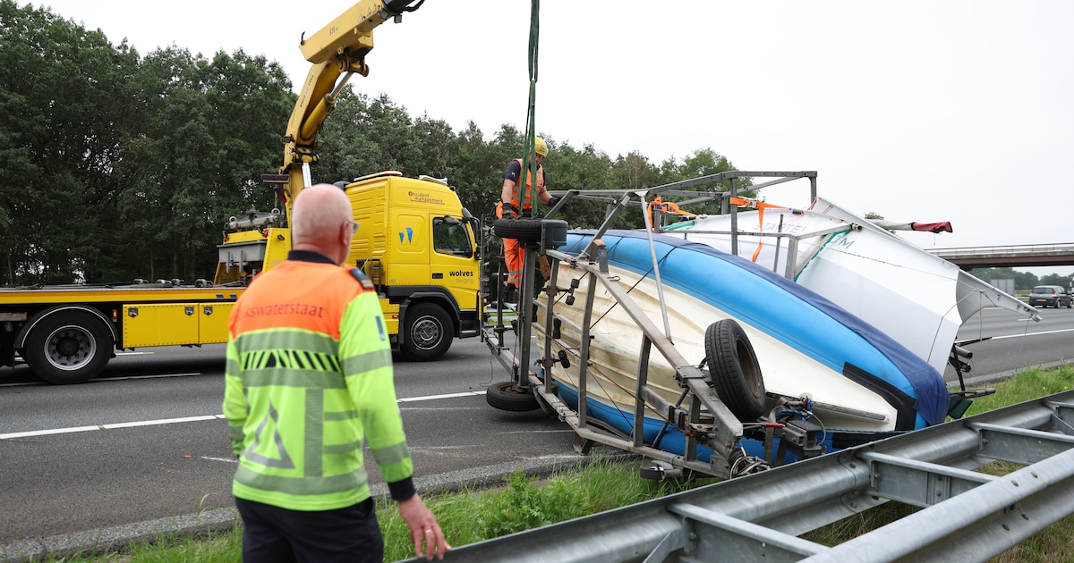 bus-belandt-in-vangrail-en-aanhanger-met-boot-slaat-over-de-kop-op-a1