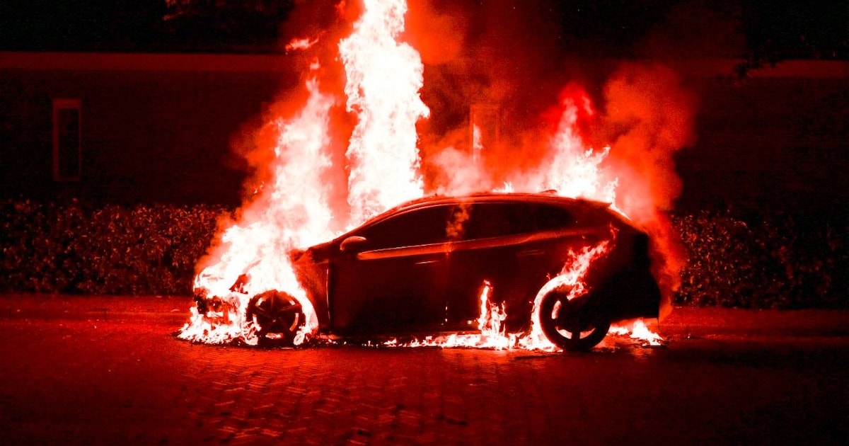 Auto gaat in vlammen op in Westerhaar-Vriezenveensewijk, brandstichting niet uitgesloten