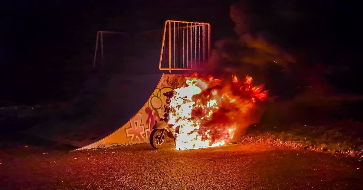 Scooter in brand bij skatebaan Enschede