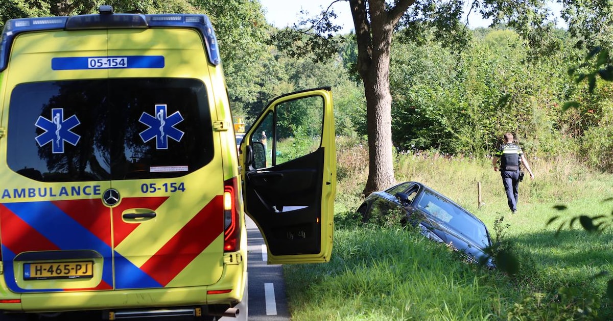 Auto schiet van de weg en belandt in sloot bij Tubbergen