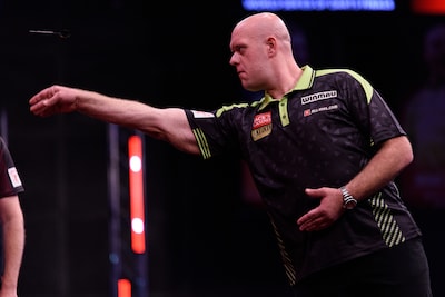 Michael van Gerwen pakt vliegtuig en mist laatste grote toernooi voor WK: ‘Ik moet even mijn hoofd leegmaken’