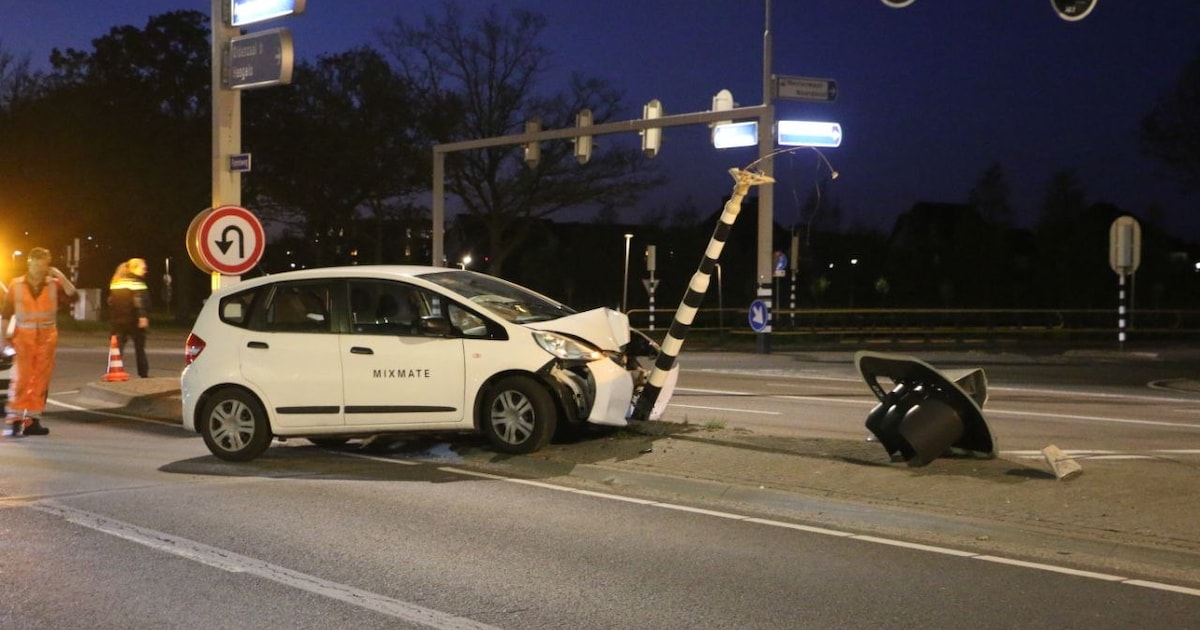 Auto ramt verkeerslicht en zorgt voor verkeershinder | Regio | Tubantia.nl