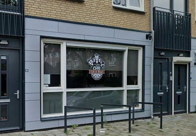 Café de Buurt in Hengelo verkocht: deze nieuwe eigenaren nemen het over