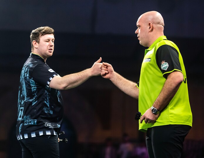 Michael van Gerwen dendert door: Nederlander naar halve finales op WK