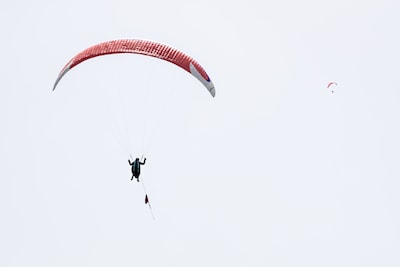 Door de lucht naar Ter Apel voor NK paragliden: ‘Dit is spannender dan met een Boeing vliegen’