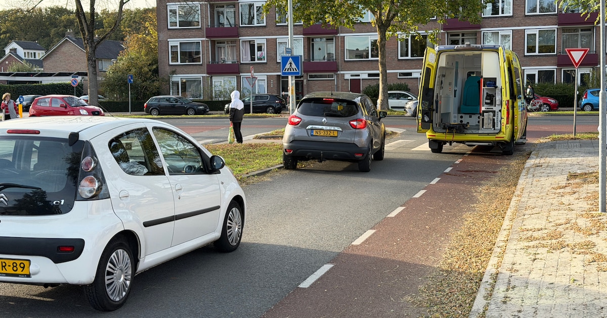 Fietsster gewond na aanrijding met bromfiets op Rembrandtlaan.