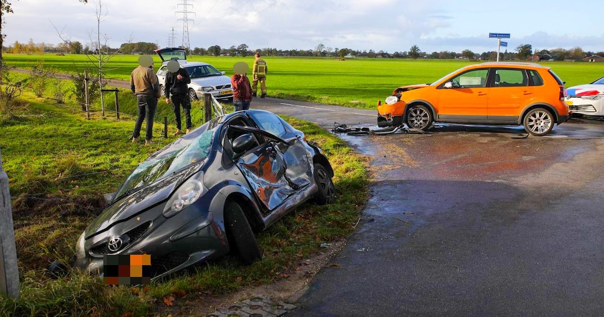 Auto wordt in zijkant geraakt bij botsing op de Goorweg in Klarenbeek en belandt in greppel
