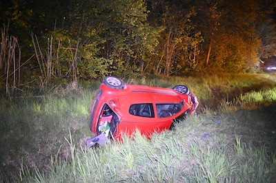 Automobilist slaat over de kop in Almelo en raakt gewond