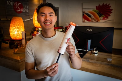Sushi-ondernemer Jimmy (23) brengt nieuwe TikTok-trend naar Rijssen: ‘Een van de eersten in Nederland’