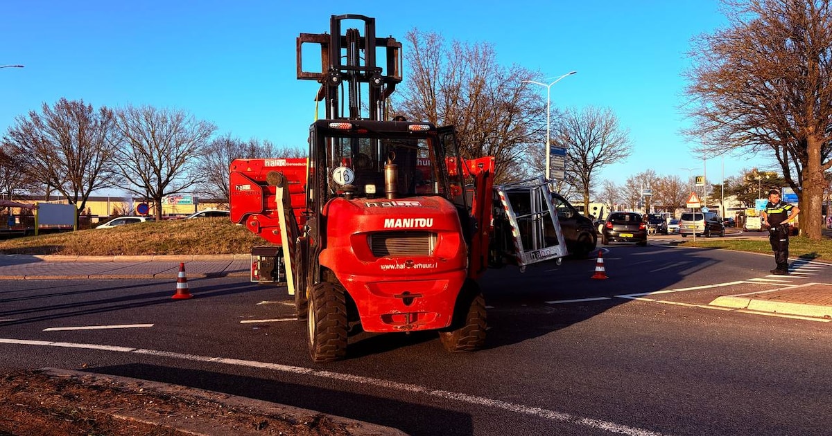 Hoogwerker gekanteld op rotonde in Hardenberg, lange file op N343