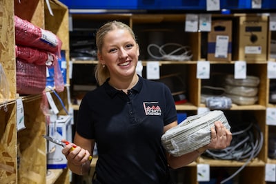 Maura (18) bewijst zich in mannenwereld van monteurs: ‘Ik sta echt wel mijn mannetje’