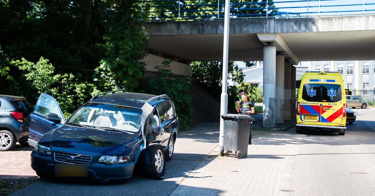 Auto verliest wiel na botsing tegen lantarenpaal aan Koepoort in Doesburg