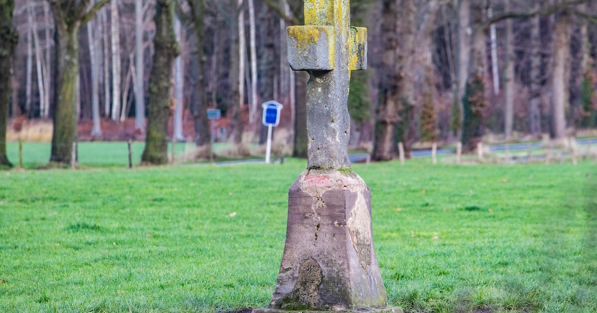 Mysterie van Sallands Stenen Kruis is springlevend: ‘Mensen zijn erg nieuwsgierig’